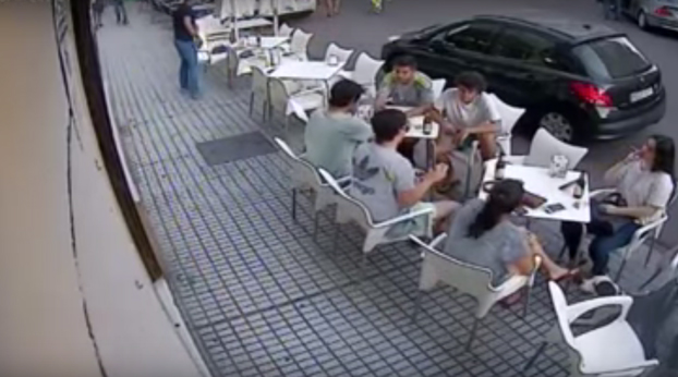 Estás tan tranquilo en una terraza de Badajoz cuando de repente te cae una cornisa en la cabeza