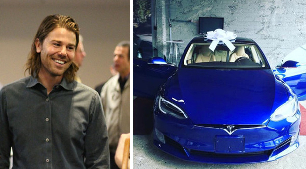 Les dobla el sueldo a todos sus empleados y ellos le regalan el coche de sus sueños