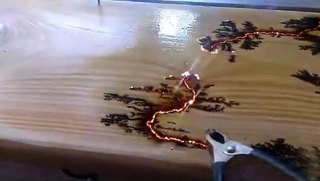 Electricidad encontrando la ruta con menor resistencia sobre una tabla de madera