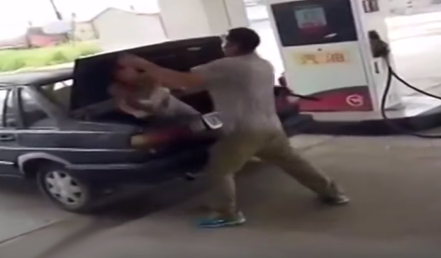 Un hombre golpea a su mujer y la mete en el maletero del coche en plena gasolinera
