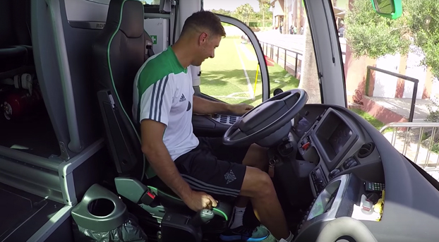 Joaquín intentando que le dejen conducir el autobús del Betis