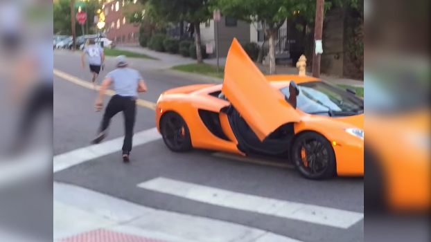 Karma instantáneo: El conductor del McLaren se saltó el stop y esto es lo que le ocurrió