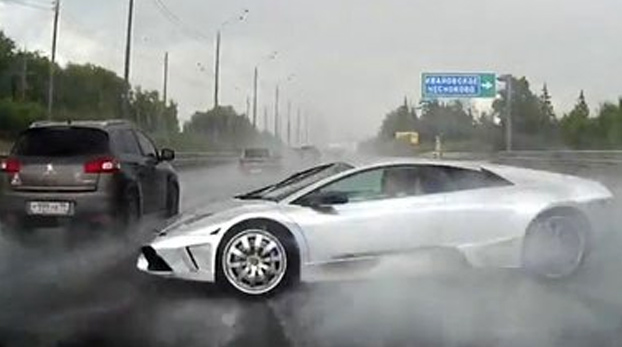 Pierde el control de su Lamborghini Silver en una carretera llena de agua