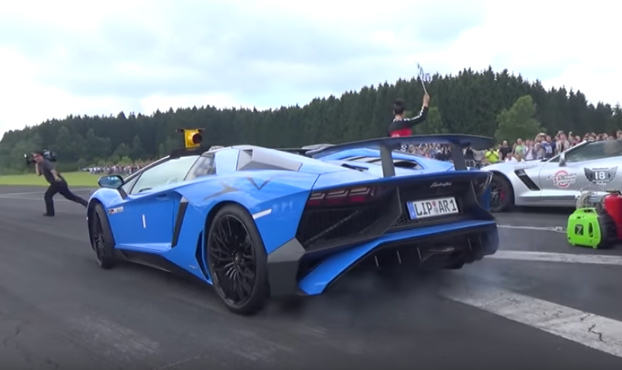 Se pone a cruzar justo en el momento en el que el Lamborghini Aventador hace la salida