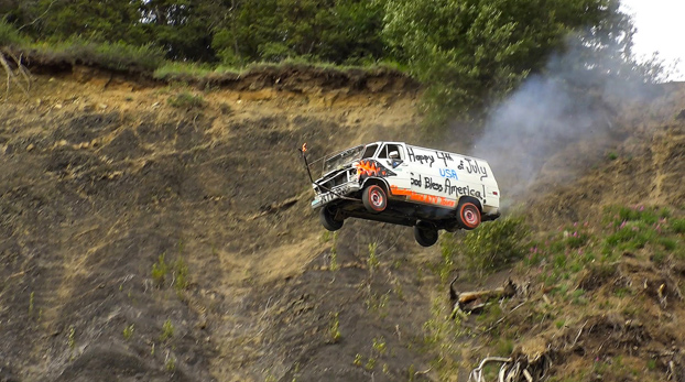 Cada 4 de julio en Alaska celebran una fiesta en la que lanzan coches por un barranco