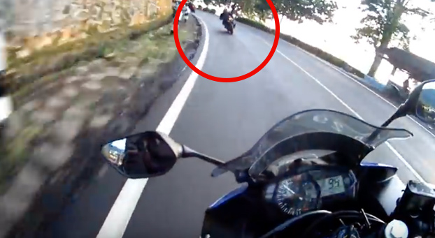 Un motorista se cae de la moto y evita estamparse contra el coche que viene de frente