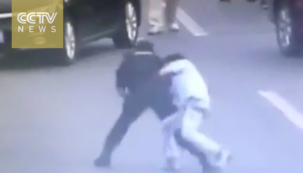 Una mujer policía neutraliza a un hombre armado con una maniobra de película
