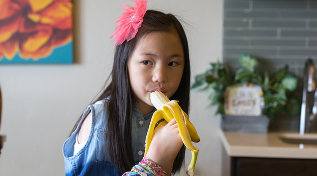 Esta niña nació sin brazos pero usa sus pies de forma increíble