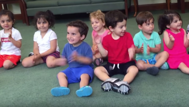 Este niño no puede dejar de reír en la clase de música