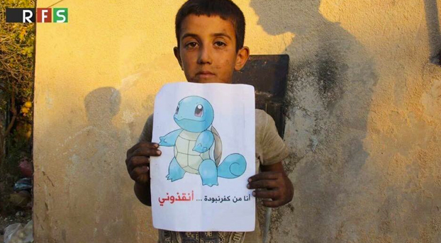 Niños sirios muestran carteles de Pokémon para que les rescaten los jugadores de Pokémon Go