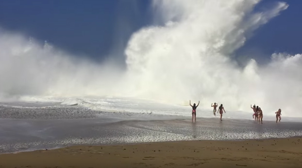 Hay que tener mucho valor para bañarse con estas olas