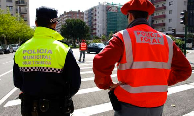 Un hombre despierta en Pamplona y se encuentra a otro haciéndole una felación