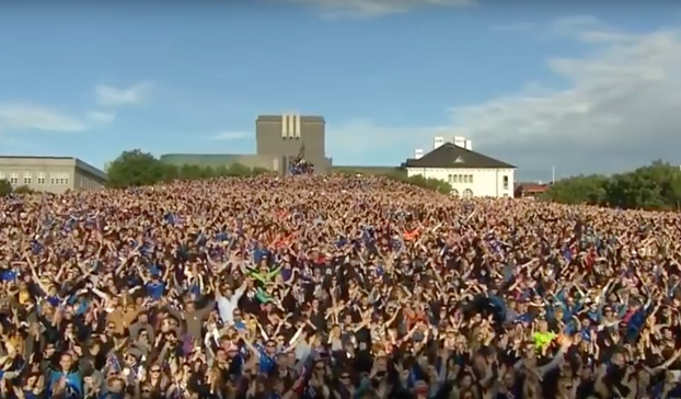 El espectacular recibimiento 'vikingo' a la selección de Islandia al llegar a Reikiavik