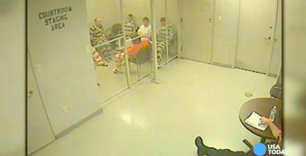 Varios reclusos se escapan de su celda para ayudar a un guardia que sufrió un infarto (Vídeo)