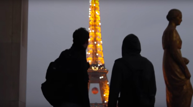 De infarto: Dos rusos escalan la torre Eiffel sin ningún tipo de protección