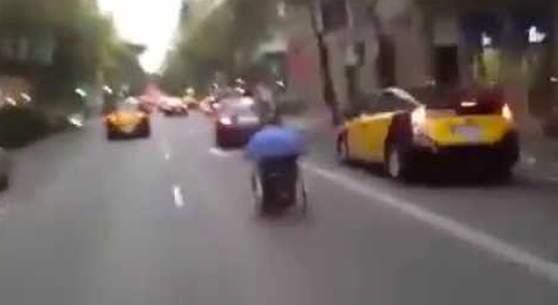 Graban a un señor bajando en silla de ruedas por el carrer de Muntaner en Barcelona (Vídeo)