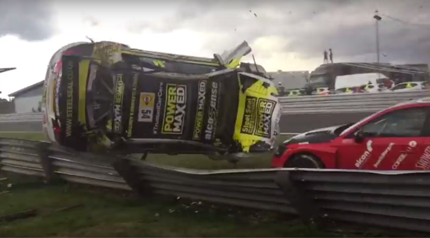 Accidente en plena salida de carrera donde tiran abajo la torre de cámara de televisión