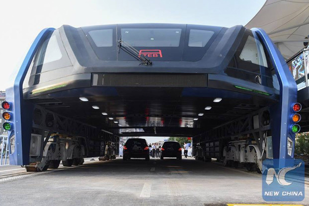 Primer ensayo del bus chino que circula sobre el trafico de automóviles (Vídeo)