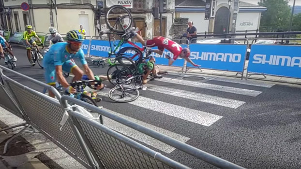A cámara lenta: Caída en La Vuelta 2016 a su paso por el centro de Lugo
