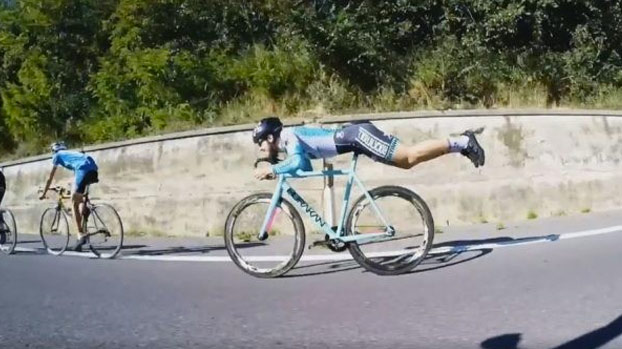 Like a boss: Ciclista rezagado adelanta al grupo a lo 'Superman'