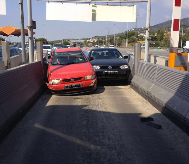 Dos coches se empotran al intentar entrar más rápido que el otro en un peaje