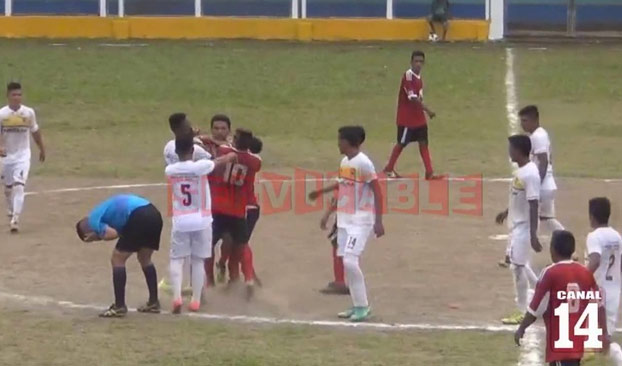 Salvaje agresión: Un jugador guatemalteco noquea al árbitro de un cabezazo y varios puñetazos (Vídeo)