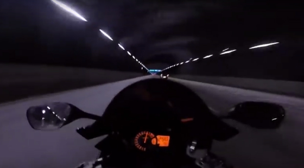 Hay que estar muy loco para ir así con la moto en plena carretera por la noche