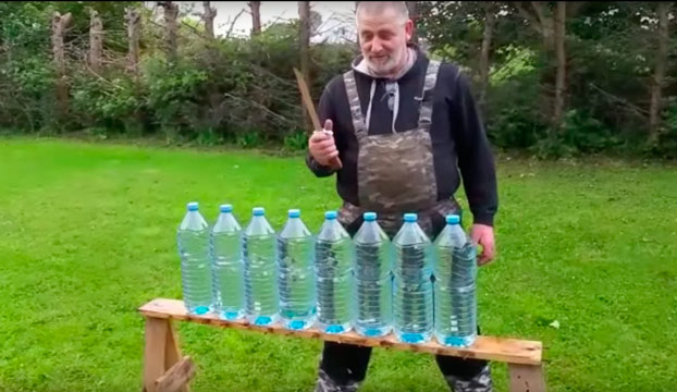 Este hombre checheno tiene un cuchillo que corta de manera increíble