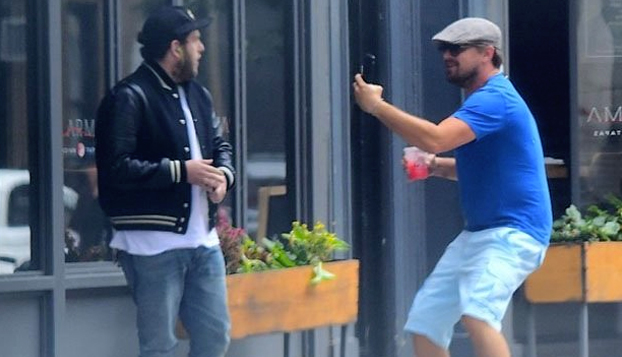 Leonardo DiCaprio simula ser un fan y asusta a Jonah Hill