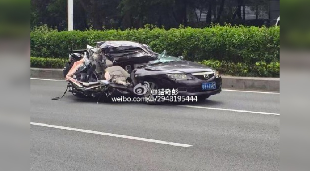 Va circulando tranquilamente por la carretera cuando le cae un coche encima