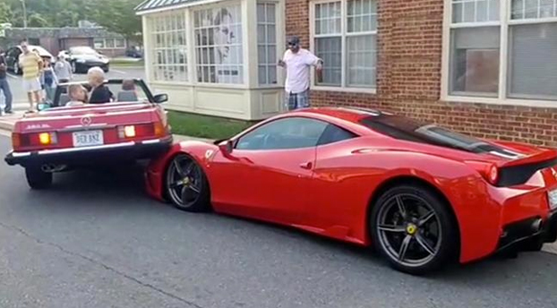 Una mujer monta su coche encima de un Ferrari 458 Speciale al intentar aparcar