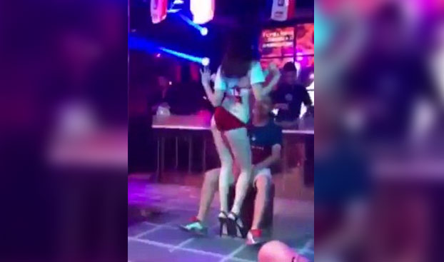 Una novia furiosa se sube al escenario, empuja a la stripper y saca a su novio del club