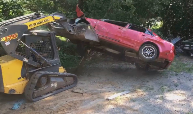 Un padre furioso destroza el Audi A4 de su hija como castigo por quedarse embarazada