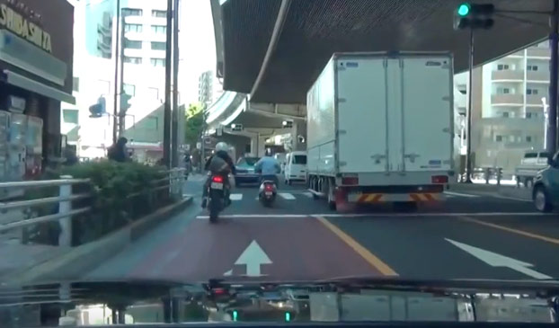 Cuando vas por Japón y te encuentras con una persecución policial en bicicleta