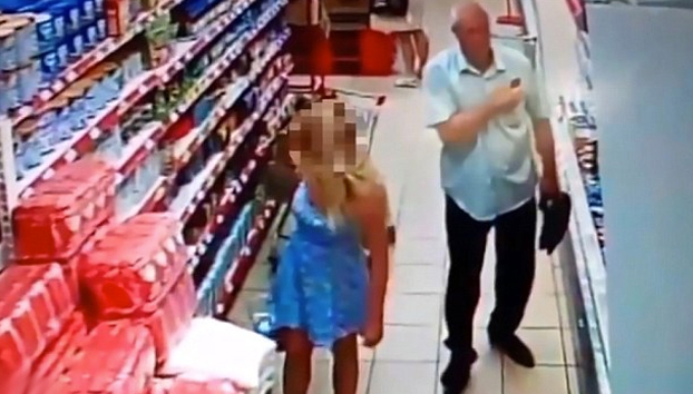 Pervertido en el supermercado: Cazado sacándole una foto a una chica por debajo del vestido