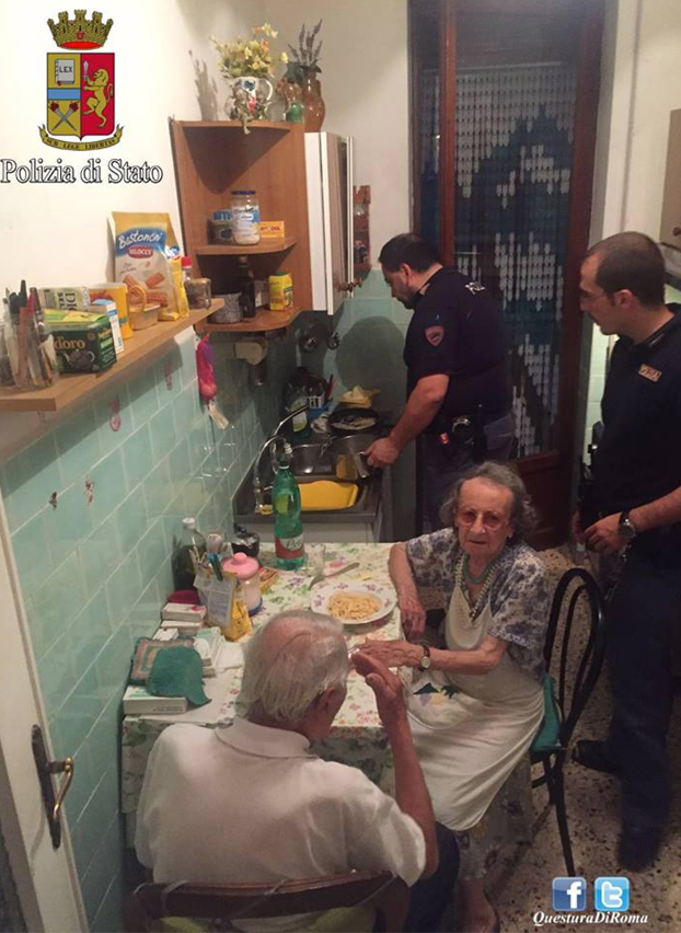 policia-hace-cena-ancianos-roma-2