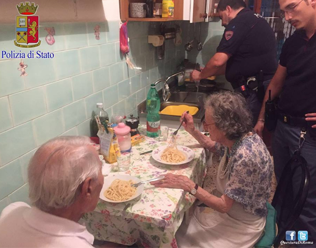 policia-hace-cena-ancianos-roma-3