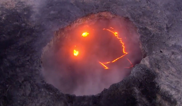 El volcán Kilauea erupciona formando un smiley mientras fluye hacia el pacífico (Vídeo)