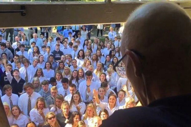 400 alumnos sorprenden a su profesor enfermo de cáncer cantando bajo su ventana