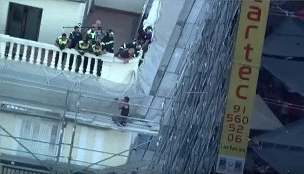 Las imágenes de cómo un bombero se jugó la vida para salvar a un suicida en el centro de Madrid