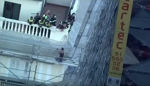 Las imágenes de cómo un bombero se jugó la vida para salvar a un suicida en el centro de Madrid