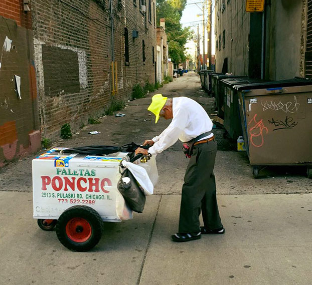 Esta desgarradora foto de un anciano de 89 años vendiendo helados consigue que Internet le done más de 300.000 dólares