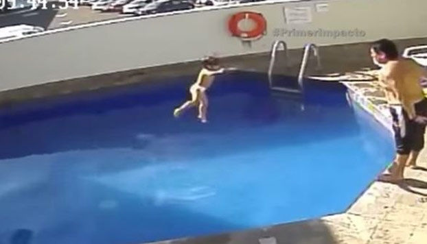 Captan en vídeo el momento en que un hombre ahoga a una niña de tres años en la piscina