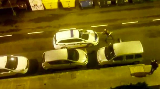 Un hombre borracho ataca con una señal de tráfico a dos coches de la policía municipal Etxebarri, Bizkaia