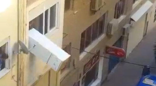 Un vecino de Motril lanza un frigorífico por la ventana
