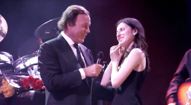 ¿Qué ocurre cuando Julio Iglesias está cantando y sube una fan al escenario? Pues claro...