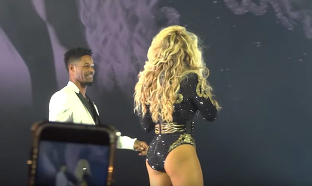 Le propone matrimonio a una bailarina de Beyoncé en pleno concierto