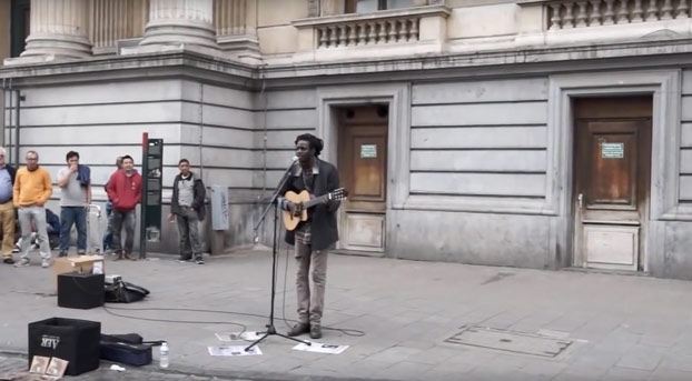 La música callejera tiene este poder