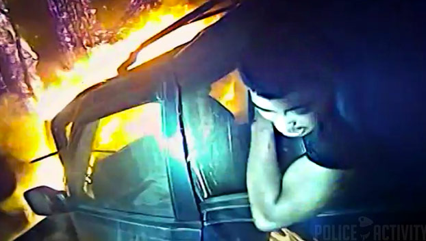 Este policía graba con su propia cámara como salva a un chico atrapado en un coche en llamas