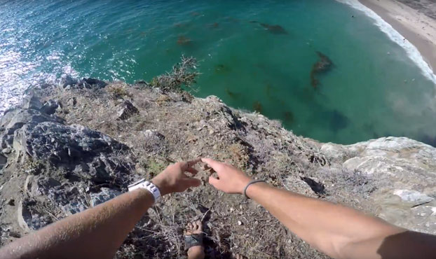 Los pelos de punta: Salta desde un acantilado al mar y según él, sólo se hizo un rasguño en la espalda